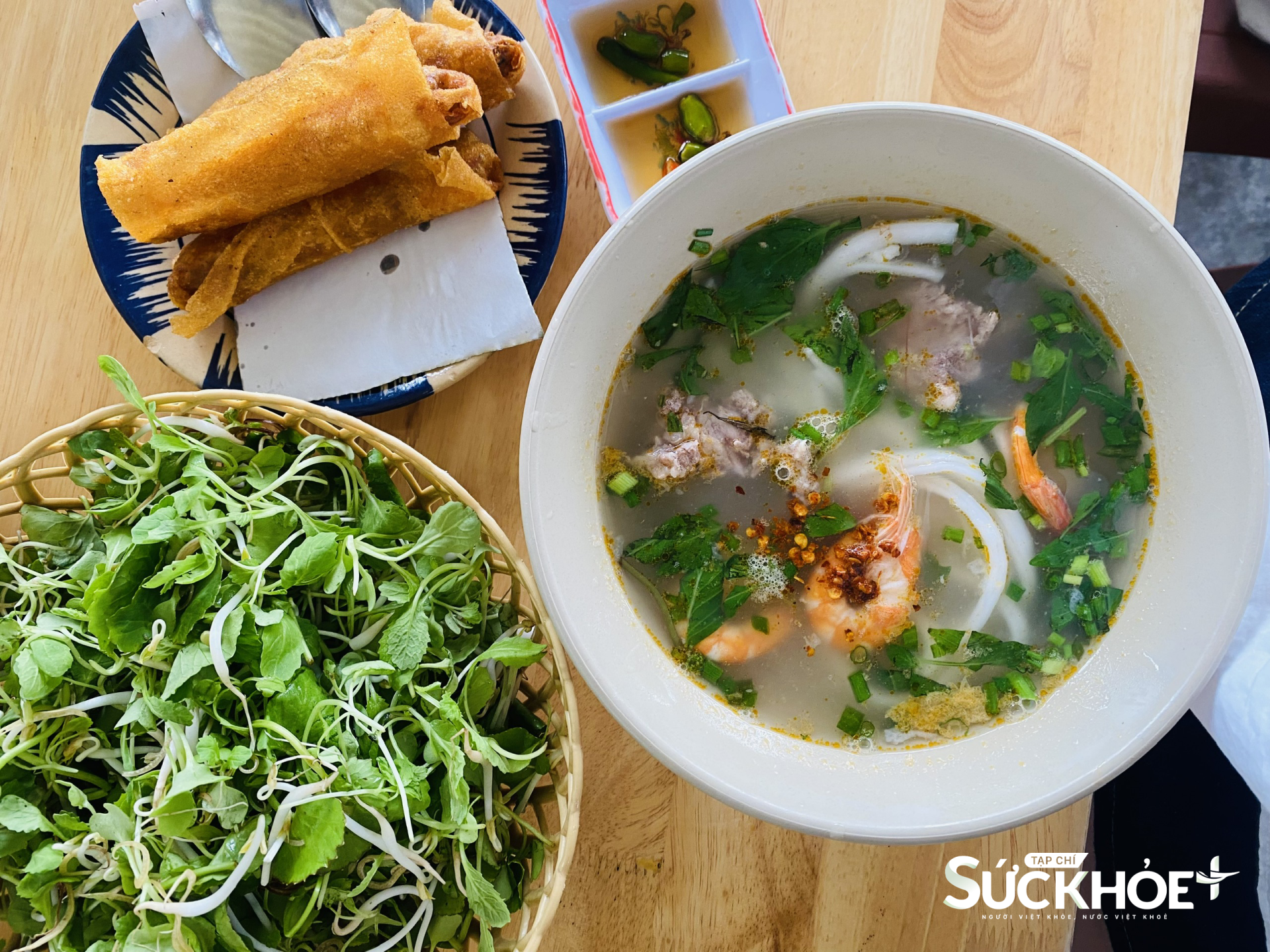 Cháo canh ăn kèm ram, món ăn sáng quen thuộc của người dân Quảng Trị - Ảnh: Đào Dung