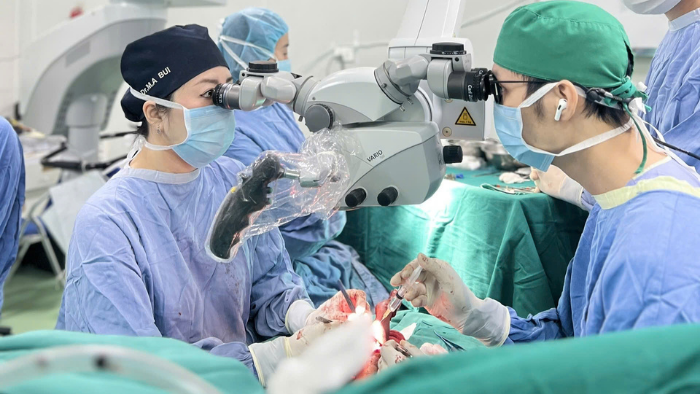 TS.BS Bùi Mai Anh trực tiếp thực hiện ca phẫu thuật - Ảnh: BVCC.