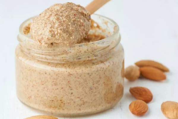 Bơ hạnh nhân là thực phẩm giàu chất béo không bão hòa, protein, chất xơ cùng nhiều vitamin và khoáng chất, phù hợp bổ sung vào chế độ ăn cân bằng