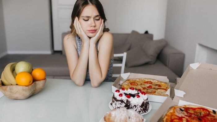 Đồ ăn cay nóng và thực phẩm nhiều dầu mỡ có thể làm trầm trọng thêm triệu chứng trào ngược