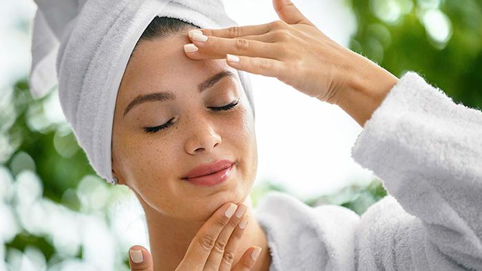 Dưỡng ẩm và chống nắng đều đặn giúp làm chậm quá trình hình thành nếp nhăn mới