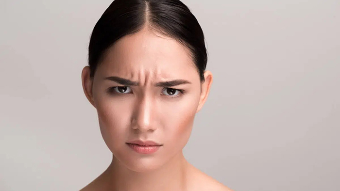 Sự chuyển động lặp đi lặp lại của nhóm cơ khi cau mày là nguyên nhân chính hình thành nên nếp nhăn số 11
