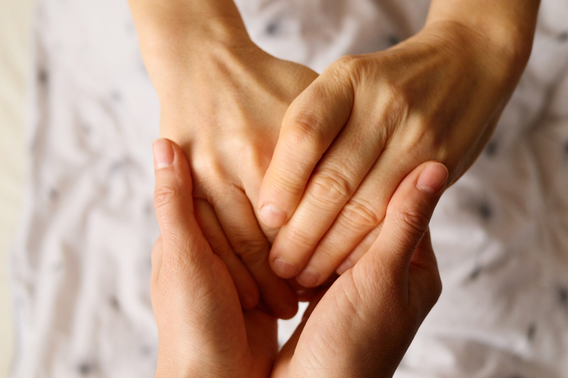 Lắng nghe và hỗ trợ đúng lúc có thể giúp một người vượt qua giai đoạn khủng hoảng
