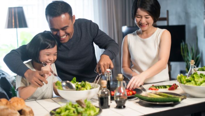 Cả gia đình tham gia nấu ăn tại nhà giúp rèn luyện thói quen ăn uống lành mạnh cho con trẻ