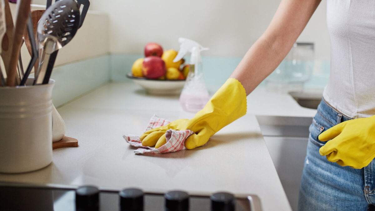 Dọn sạch thức ăn rơi vãi để hạn chế sinh vật gây hại trong nhà