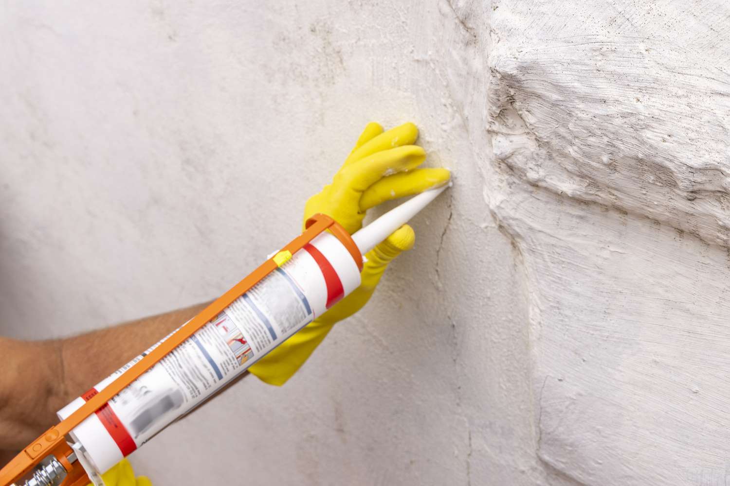 Bịt kín các khe hở để tránh côn trùng và chuột có thể chui vào nhà