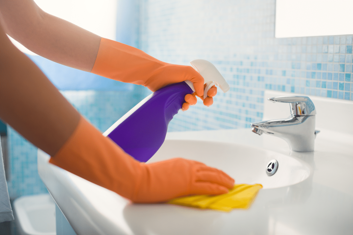 Tay cầm vòi nước là một trong những vị trí dễ tích tụ vi khuẩn trong phòng tắm