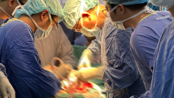 PGS.TS Đỗ Trường Thành - Trưởng khoa Phẫu thuật tiết niệu, Bệnh viện Hữu nghị Việt Đức cùng ê-kíp phẫu thuật cắt toàn bộ bàng quang cho người bệnh - Ảnh: BVCC.