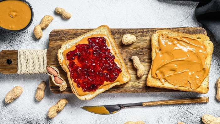 Bữa sáng nhanh gọn với bơ lạc cùng bánh mì nguyên cám