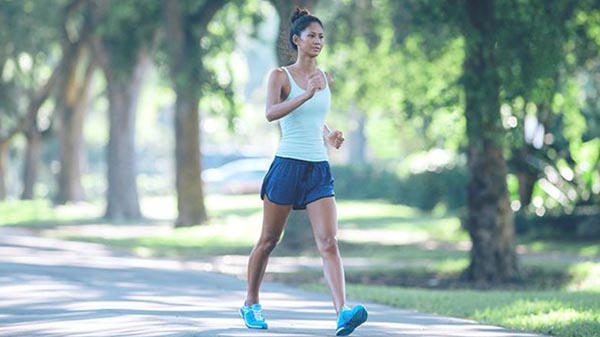 Đi bộ nhanh mang lại nhiều lợi ích cho sức khỏe, bao gồm sức khỏe gan