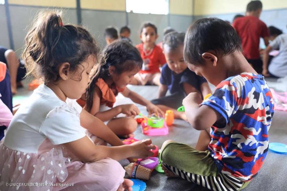 Trẻ em vui chơi tại một điểm hỗ trợ trẻ em ở huyện Nuwakot, Nepal - Ảnh: UNICEF