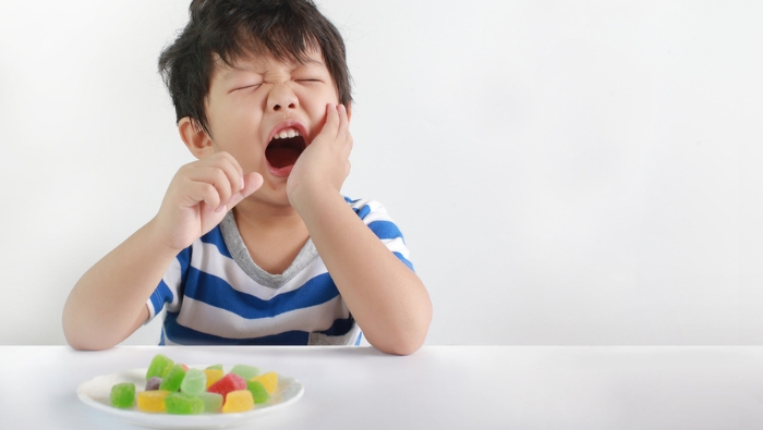 Sâu răng có thể âm thầm ảnh hưởng đến tâm trạng và cuộc sống của trẻ