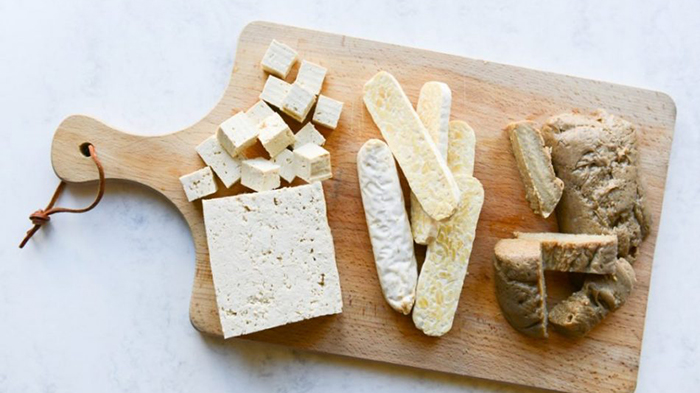 Các thực phẩm như đậu phụ, tempeh, mì căn... giúp người ăn chay dễ dàng đạt mục tiêu protein