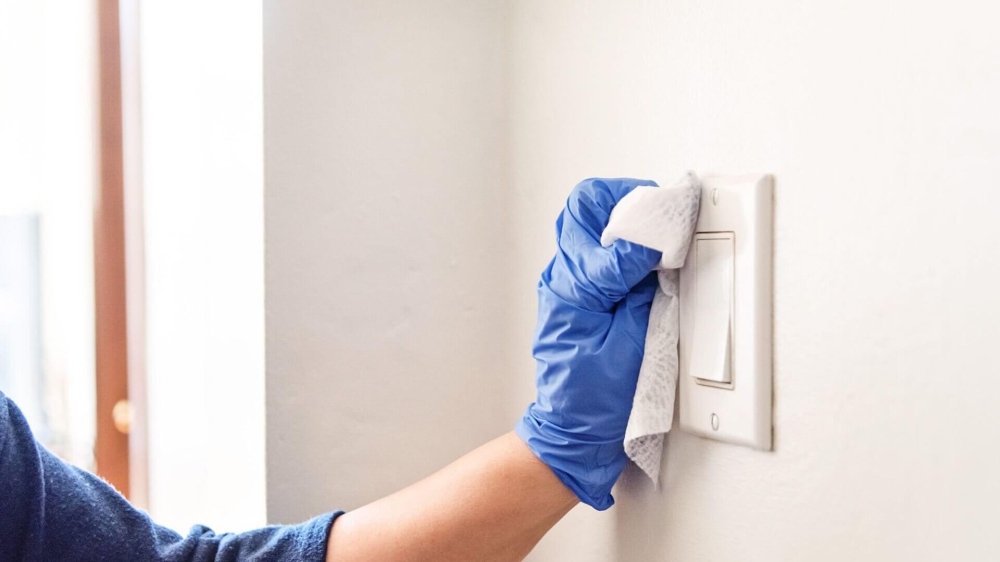 Công tắc đèn là vị trí thường bị bỏ quên khi vệ sinh phòng ngủ