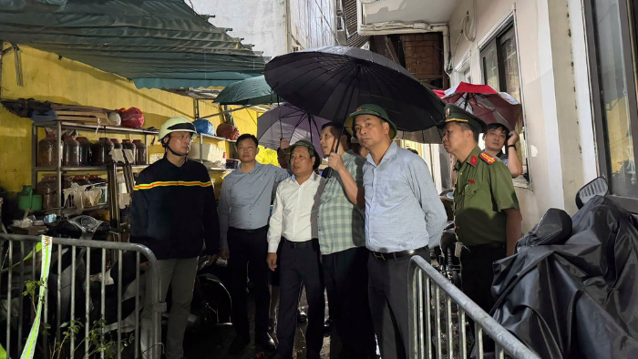 Lãnh đạo thành phố và UBND phường Tây Hồ trực tiếp có mặt tại hiện trường kiểm tra, chỉ đạo công tác chữa cháy, cứu nạn, cứu hộ - Ảnh: tayho.hanoi.gov.vn.