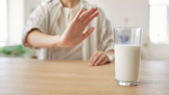 Người bị bất dung nạp lactose có thể hạn chế uống sữa để cải thiện tình trạng xì hơi và đầy bụng