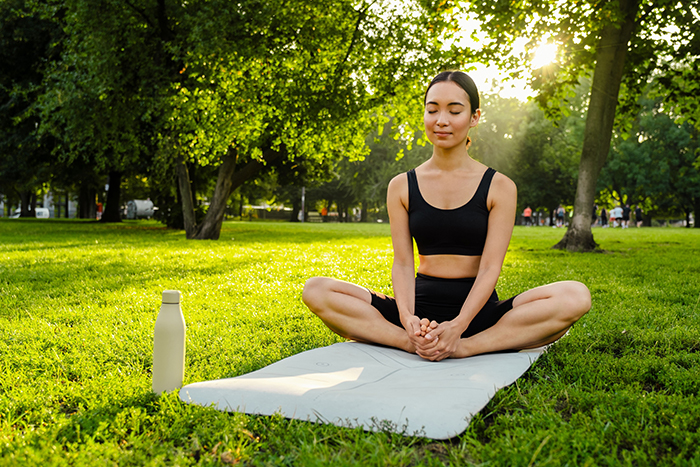 Tập luyện các tư thế yoga nhẹ nhàng hỗ trợ củng cố cơ sàn chậu và cải thiện chức năng hệ tiêu hóa