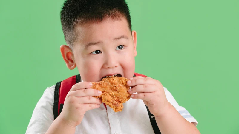 Đồ ăn chiên rán và thực phẩm chứa nhiều đường thường liên quan mật thiết đến tình trạng béo phì ở trẻ em