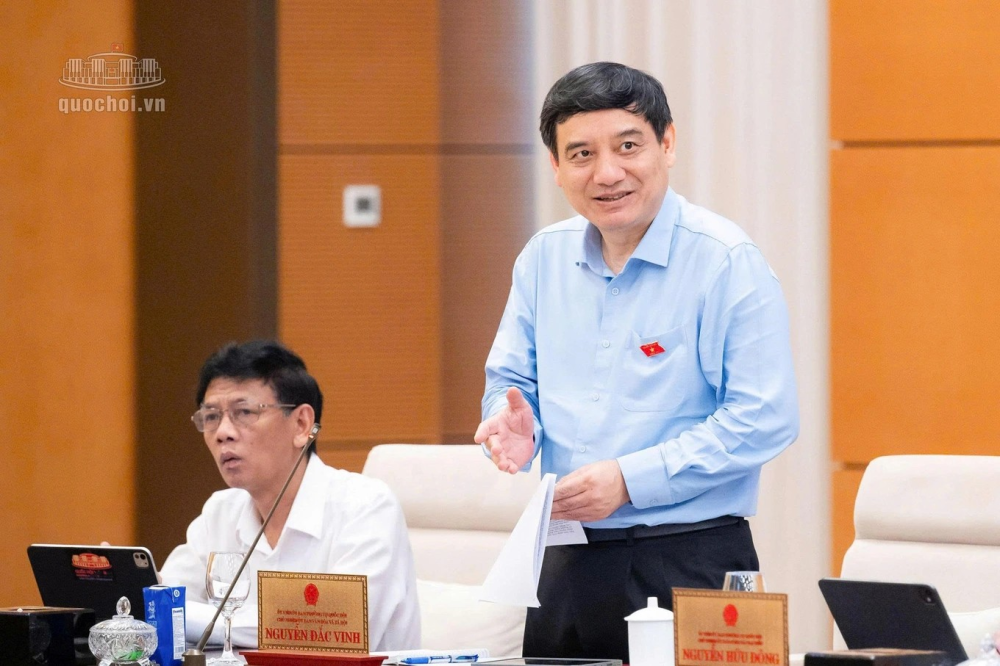Chủ nhiệm Ủy ban Văn hóa và Xã hội Nguyễn Đắc Vinh trình bày thẩm tra - Ảnh: Quốc hội