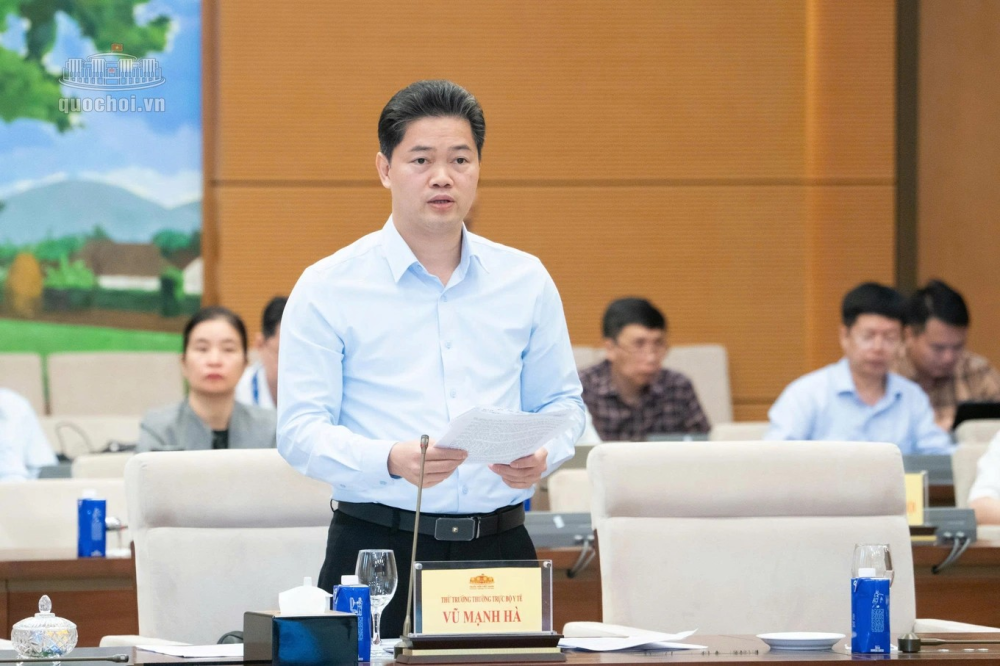 Thứ trưởng Thường trực Bộ Y tế Vũ Mạnh Hà trình bày tờ trình dự án Luật sửa đổi, bổ sung một số điều của Luật Phòng, chống tác hại của thuốc lá - Ảnh: Quốc hội