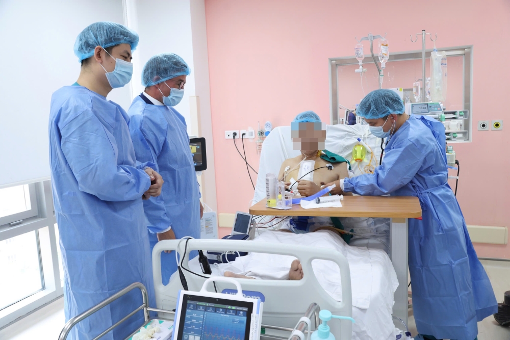 Các bác sĩ thăm khám và động viên bệnh nhân sau ca phẫu thuật. Ảnh: BVCC