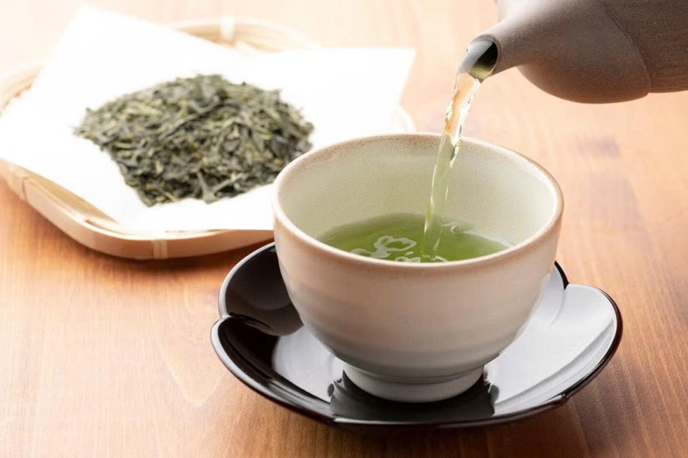 Người dùng nên giới hạn khoảng 2 - 3 cốc trà xanh mỗi ngày để tránh bổ sung quá nhiều caffeine
