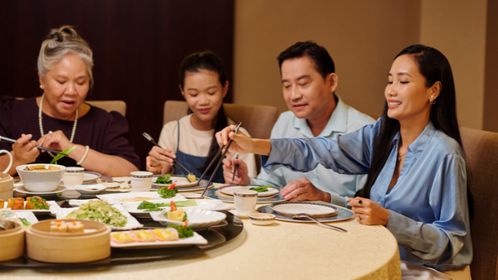 Các bữa tiệc dịp cuối năm, kỳ nghỉ lễ hay những buổi tụ tập đều tạo thêm cơ hội để mọi người ăn các món nhiều chất béo, đường và tinh bột