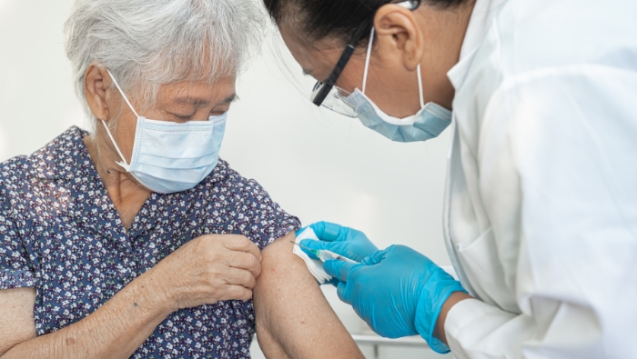 Người đang điều trị bằng thuốc kháng sinh nếu không sốt cao vẫn có thể tiêm vaccine cúm