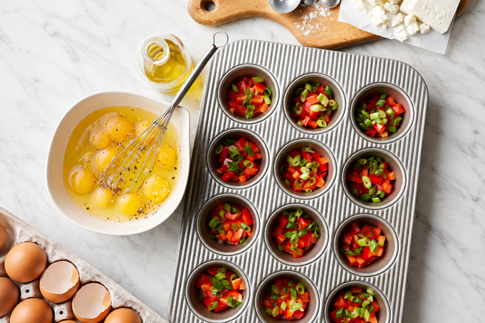 Bạn thái nhỏ ớt chuông, hành lá trước khi cho vào khuôn - Ảnh: Pinterest