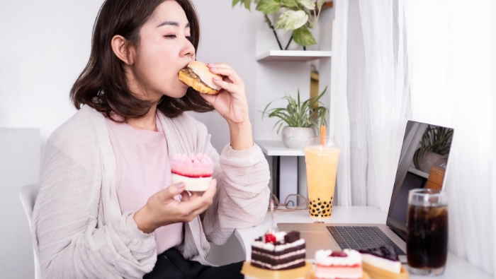 Mỡ bụng tích tụ không chỉ xuất phát riêng từ cortisol, mà còn do thói quen thức khuya, ăn uống kém lành mạnh