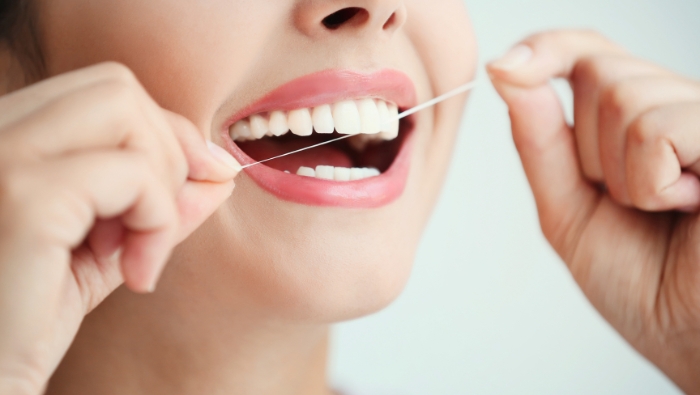 Mùi hôi xuất hiện trên chỉ nha khoa sau khi làm sạch kẽ răng cảnh báo hôi miệng