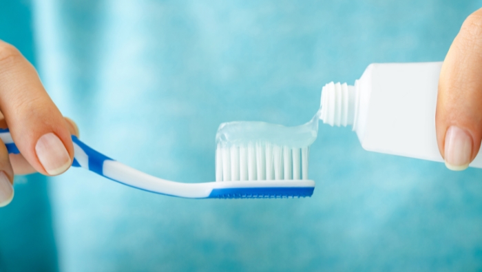 Đánh răng đúng cách tối thiểu 2 phút mỗi lần, 2 lần mỗi ngày giúp loại bỏ mảng bám vi khuẩn và ngăn ngừa hôi miệng hiệu quả