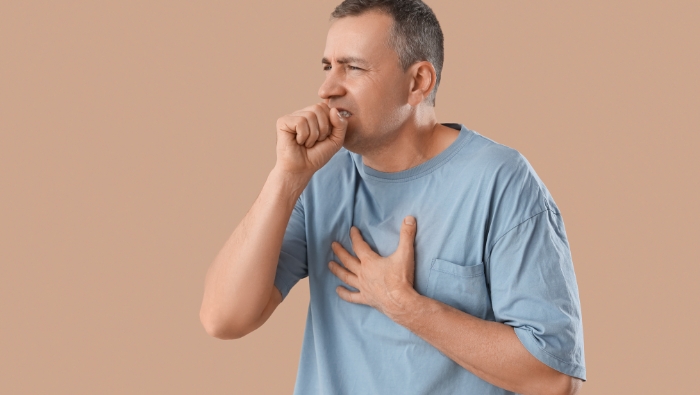 Ho kéo dài, đau tức ngực khi hít thở và sốt là những triệu chứng cảnh báo sớm bệnh viêm phổi