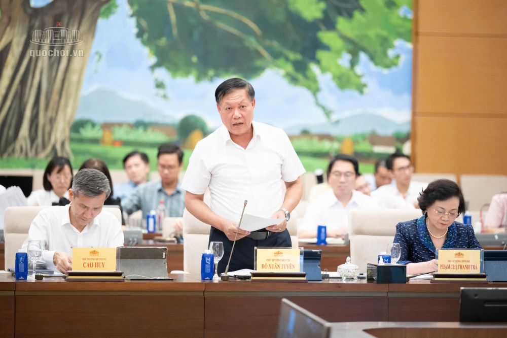   Thứ trưởng Bộ Y tế Đỗ Xuân Tuyên trình bày Tờ trình về dự án Luật An toàn thực phẩm (sửa đổi) - Ảnh: Quốc hội