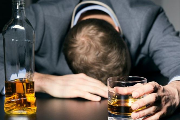 Dù ở độ tuổi nào cũng không nên uống quá nhiều rượu bia