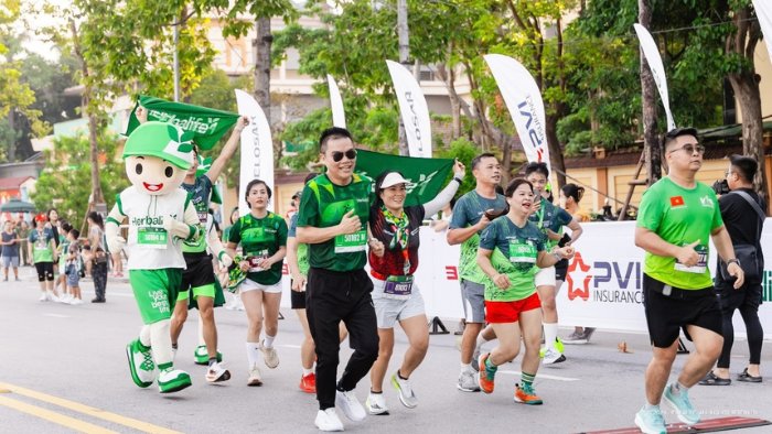 Các thành viên Herbalife chinh phục VnExpress Marathon Nghệ An 2026