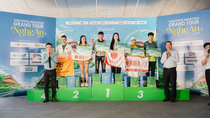 Ban tổ chức trao thưởng cho những vận động viên có thành tích cao