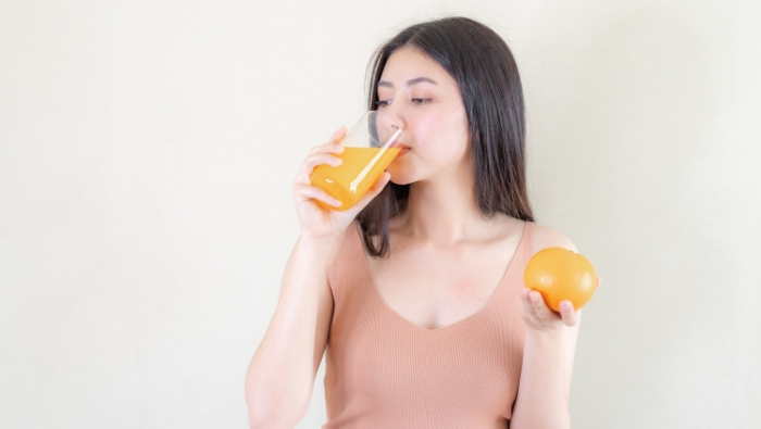 Nên uống viên sắt khi bụng rỗng kết hợp cùng thực phẩm giàu vitamin C như nước cam 