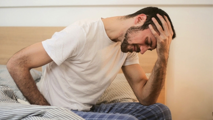 Căng thẳng tâm lý và thiếu ngủ là những yếu tố kích hoạt cơn đau nửa đầu thường gặp