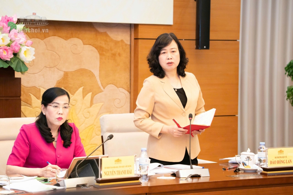 Bộ trưởng Bộ Y tế Đào Hồng Lan giải trình, tiếp thu các ý kiến tại phiên họp - Ảnh: Quốc hội