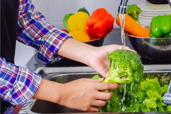 Chế biến thực phẩm kĩ càng, thực hiện ăn chín uống chín là cách tốt nhất để bảo vệ bản thân và gia đình trước nguy cơ ngộ độc thực phẩm