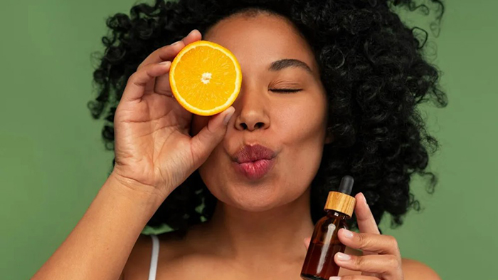 Vitamin C trong da liễu được sử dụng như một chất chống oxy hóa giúp chăm sóc làn da