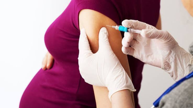 Để có một thai kỳ khoẻ mạnh, mẹ bầu cần tuân thủ lịch khám định kỳ và tiêm vaccine đầy đủ