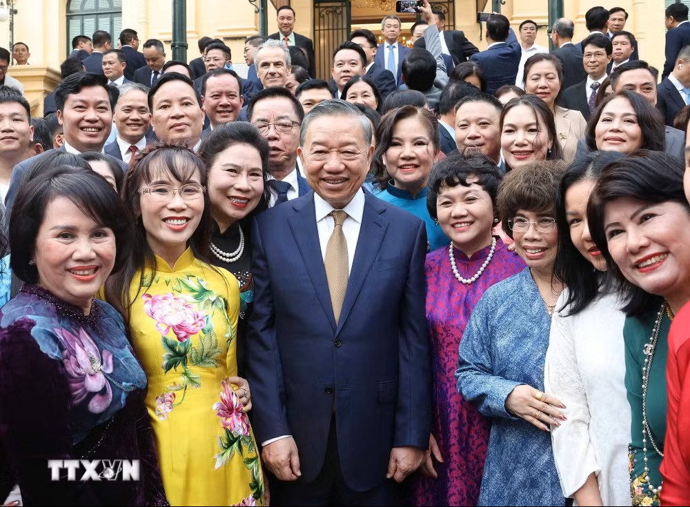 Tổng Bí thư-Chủ tịch nước Tô Lâm chụp ảnh với các doanh nhân tiêu biểu trong buổi gặp mặt chiều ngày 12/10/2026 (Ảnh TTXVN)