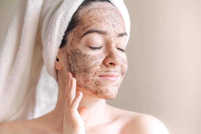 Tẩy tế bào chết quá thường xuyên, hoặc chà xát mạnh có thể làm tổn thương hàng rào bảo vệ da