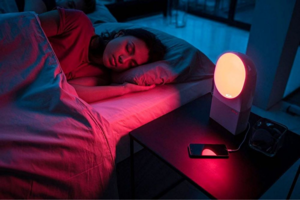 Ánh sáng còn là công cụ giúp điều chỉnh nhịp sinh học, vì vậy tắt đèn ngủ và che bớt ánh sáng từ ngoài vào là phương pháp được khuyến nghị giúp bạn có được giấc ngủ ngon