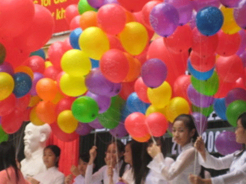 Nổ bóng bay ngày khai giảng, 3 người bị bỏng nặng