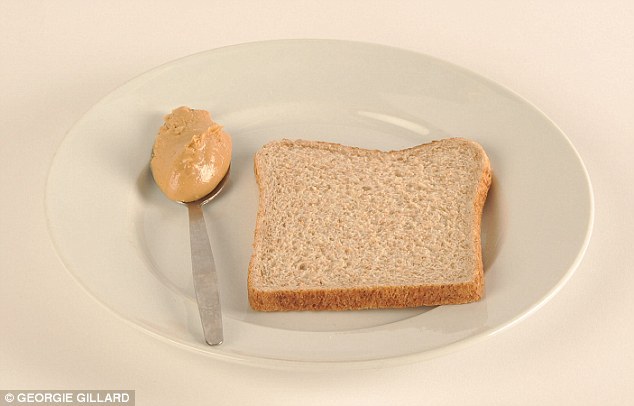 Một lát bánh mì (78gr) và một muỗng bơ đậu phộng (5gr) đã cung cấp đủ 100 calories