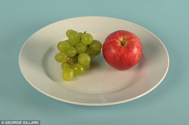 Một quả táo và một chùm nho có thể cung cấp 100 calories cho một bữa ăn nhẹ lành mạnh