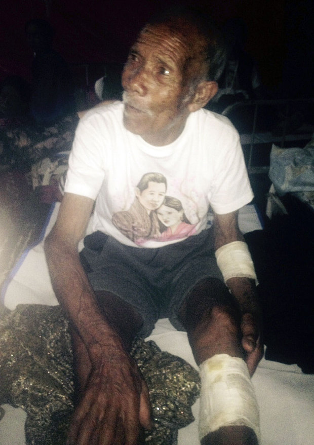 Ông Fangshu Tamang (101 tuổi) mắc kẹt dưới đống đổ nát trong chính căn nhà của mình ở làng Khimtang, huyện Nuwakot, Tây Bắc thủ đô Kathmandu. Đây là 1 trong 14 huyện bị ảnh hưởng nặng nhất sau thảm họa. Nói với báo Hindustan Times, ông cho biết mình phải ăn bột cầm hơi và uống nước từ một cái thùng chứa gần đó trong suốt 1 tuần, cho đến khi được lực lượng cứu hộ giải thoát. (Ảnh: CNN)